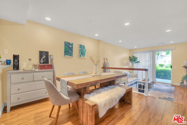 Building Photo - 5624 Las Virgenes Rd