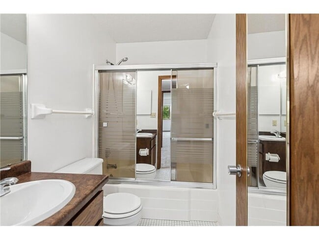 Building Photo - AVAILABLE NOW - Gorgeous 2 BR, 2 BA Condo, with Parking and Excellent Location