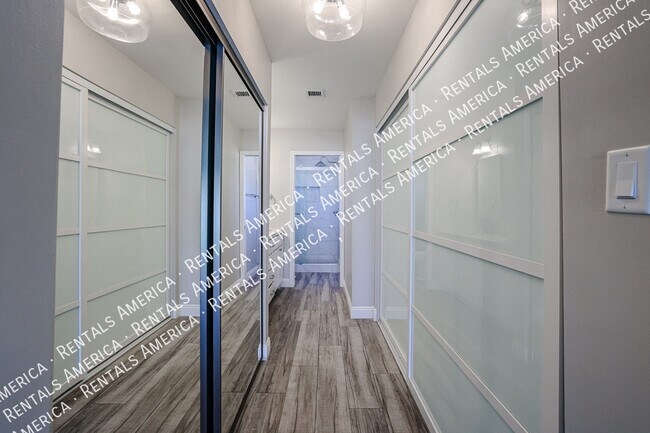 Building Photo - 10534 E Mercer Ln