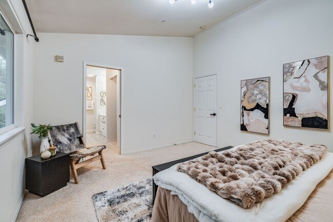 Building Photo - RENOVATED 3 BED, 3 BATH KIRKLAND TOWNHOME W GARAGE & EASY COMMUTE!