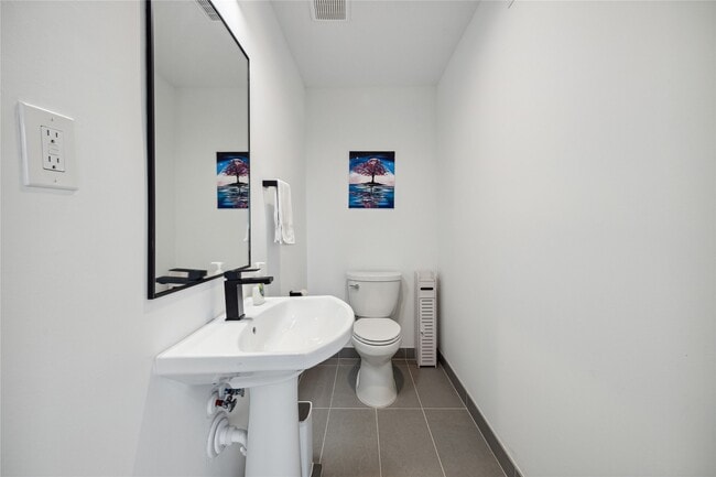 Building Photo - 711 Memorial Heights Dr