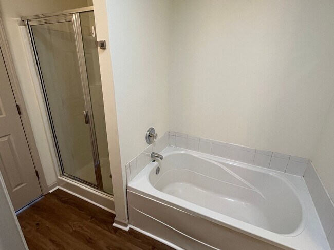 Building Photo - Refreshed 2 Bed Townhome in South Charlott...