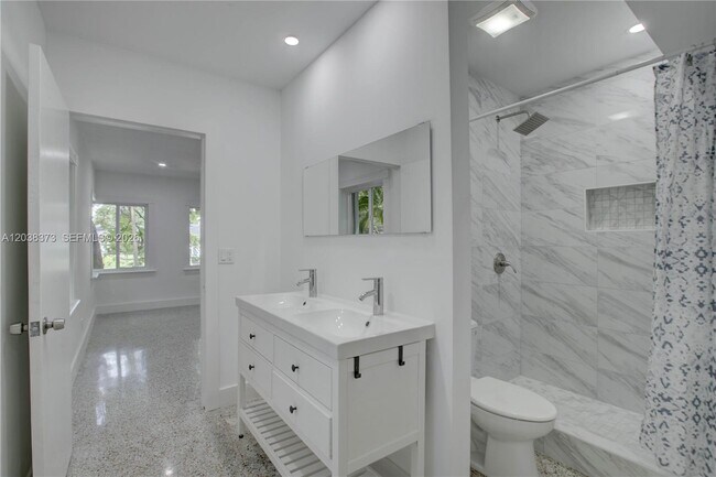 Building Photo - 616 SW 11th Ct