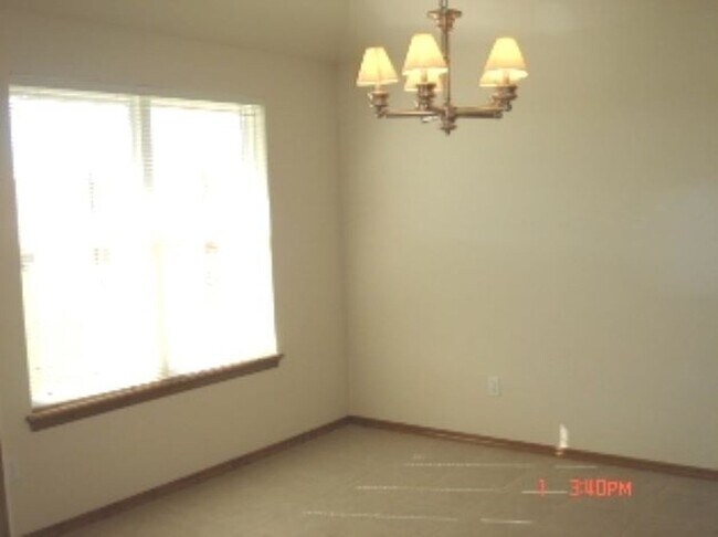 Building Photo - 3 bds/2 ba - Moore Schools
