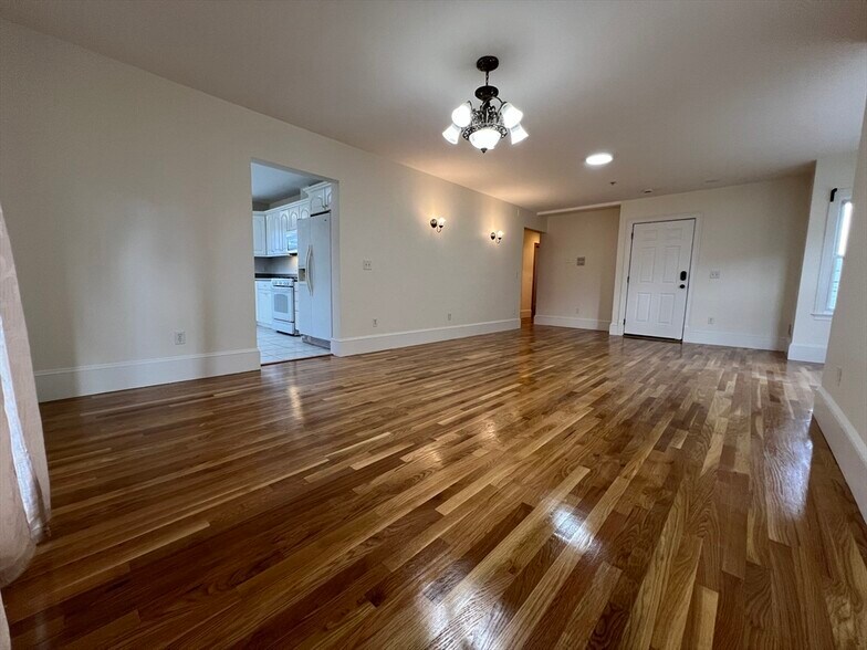 Building Photo - 128 Buttonwood St