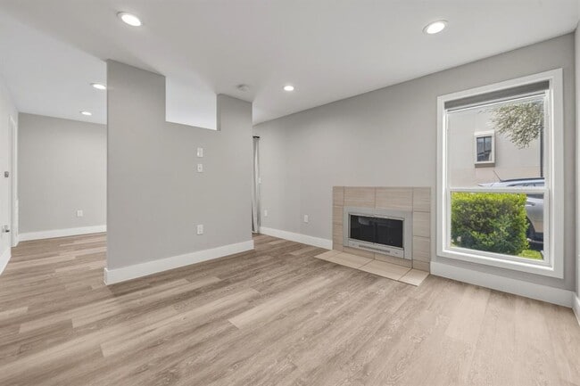 Building Photo - 935 La Posada Dr