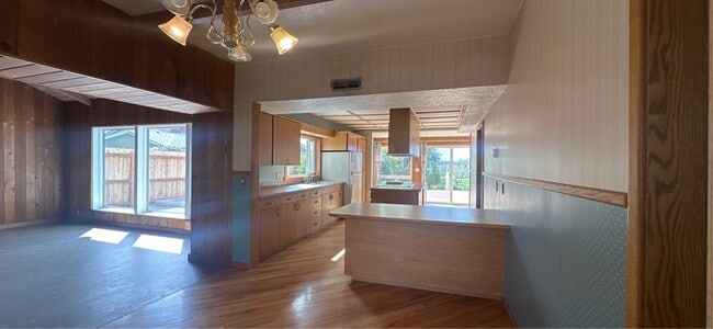 Building Photo - 795 E College St