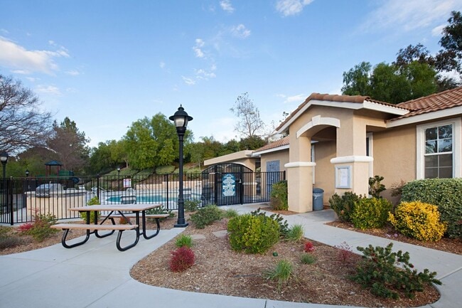 Building Photo - Beautiful 3BD/2.5BA In The Highly Coveted ...