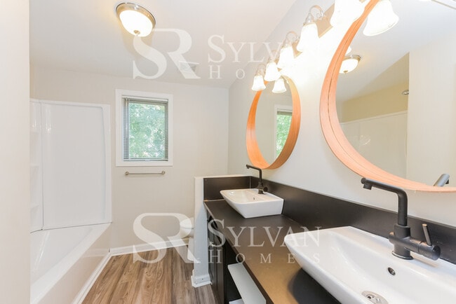 Building Photo - Prepare to fall in love with this 3 bedroom, 2 bathroom home