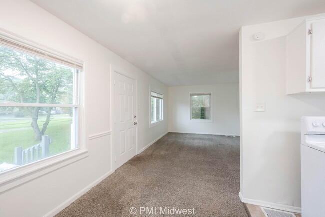 Building Photo - "Cozy 2-Bedroom Gem in Indianapolis – Your...