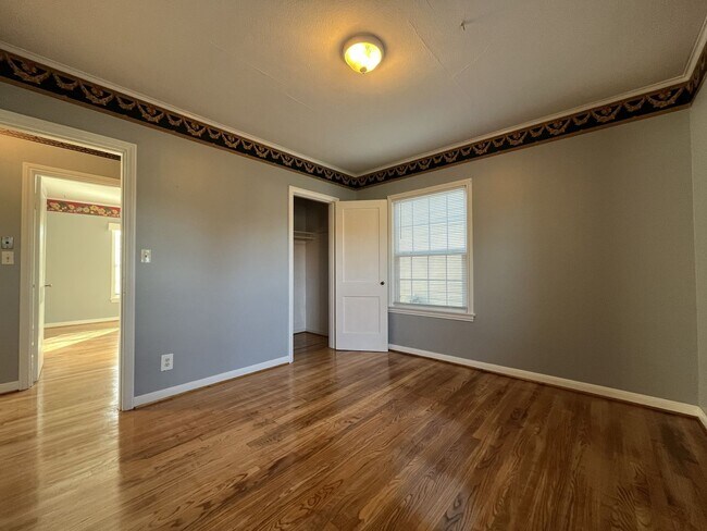 Building Photo - Spacious Multi-Level Living with Vaulted Ceilings and Backyard Access