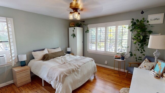 Building Photo - 2/1 +Bonus Room & Garage North Park Charmer!