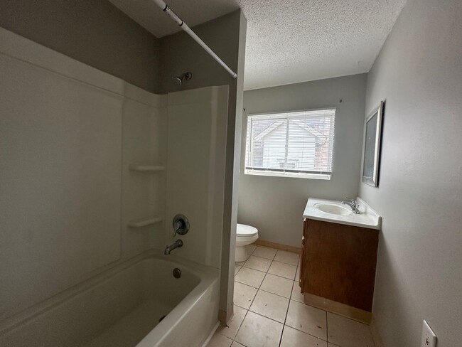 Building Photo - 3 bed/2 bath home near NDSU!