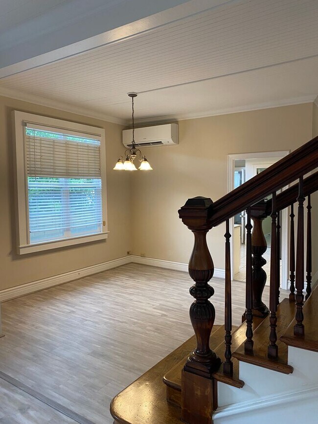 Building Photo - w2152k