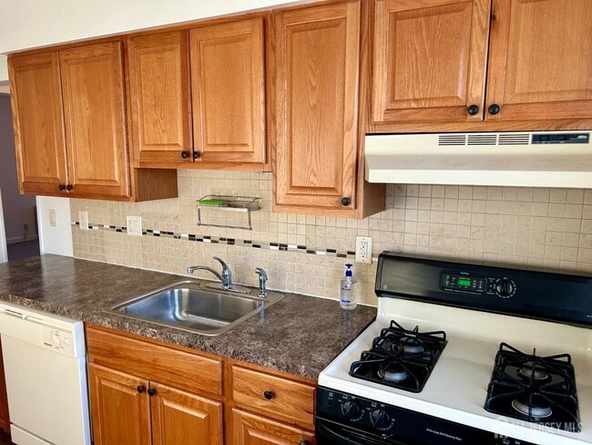 Building Photo - 22 Roselle Ave