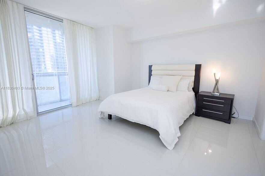 Building Photo - 475 Brickell Ave