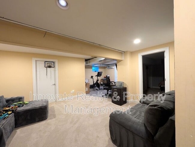 Building Photo - 6519 Lincoln Dr