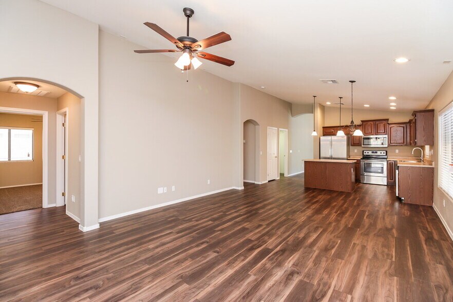 Building Photo - 3275 W Sunshine Butte Dr