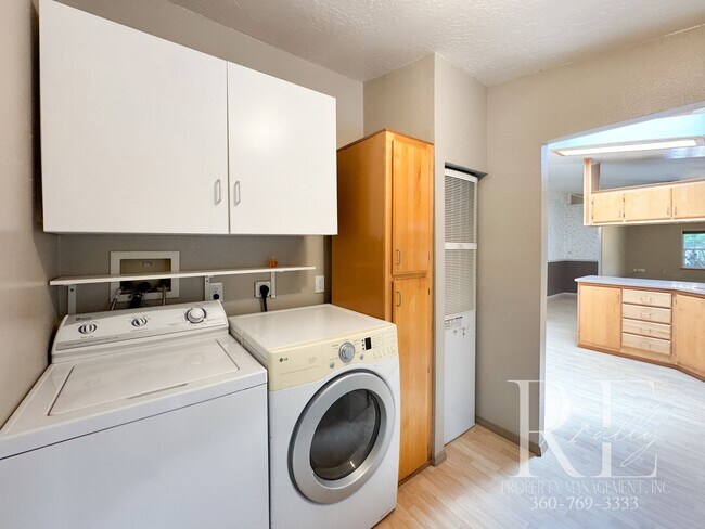 Building Photo - Your Private Getaway In Bremerton