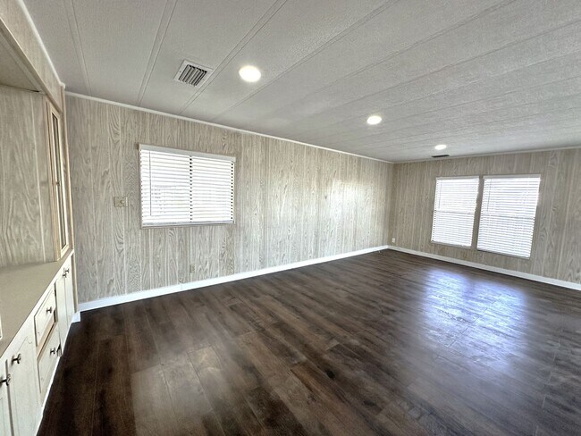 Building Photo - Stunning 2/2 Home in 55+ Leesure Village