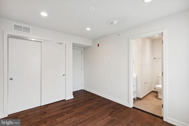 Building Photo - 708 S Sartain St