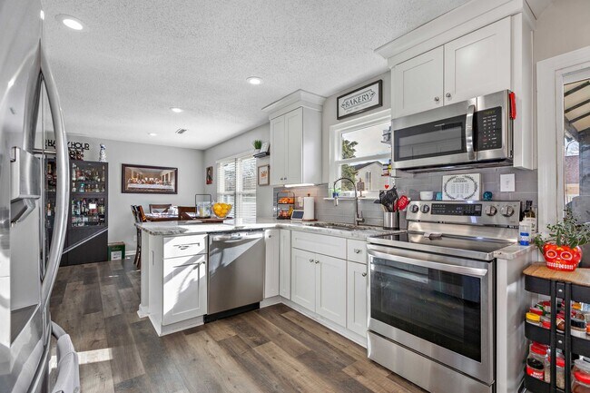 Building Photo - Cox High school! Close to Beach, Base, sho...