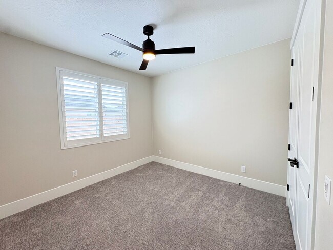 Building Photo - Solar Home For RENT!!!