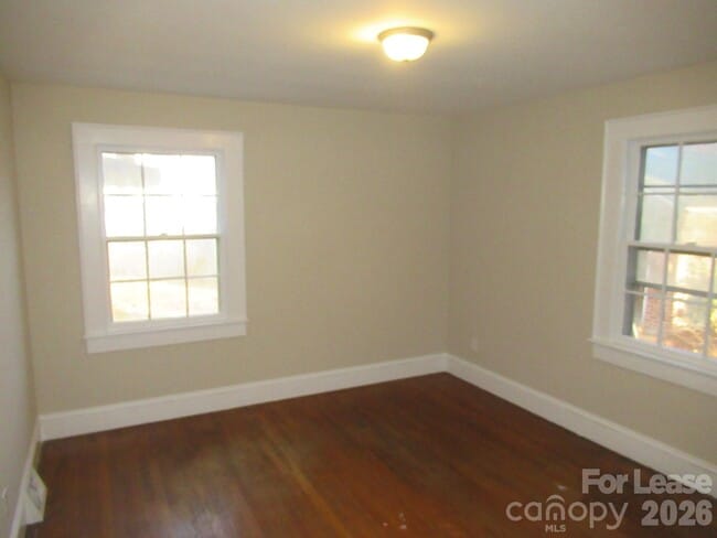 Building Photo - 505 S Cedar St