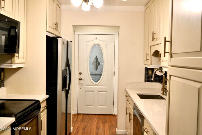 Building Photo - 30 Meadow Green Cir