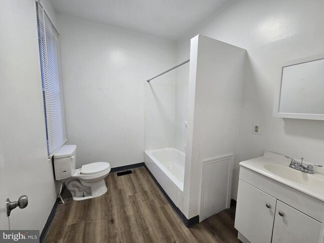 Building Photo - 5825 Ashland Ave