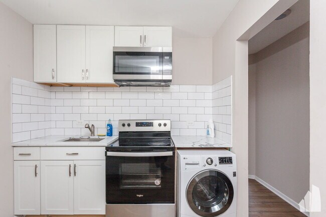 Building Photo - 6427 N Hermitage Ave