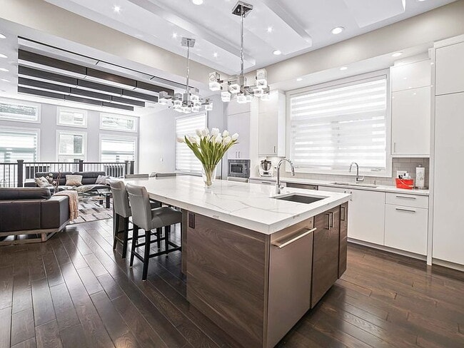 Building Photo - "Spacious 5-Bedroom Gem with 3 Full Baths in the Heart of Chicago – 4,200 Sq Ft of Comfort and St...