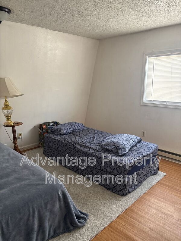 Building Photo - 146 SW Cottage St