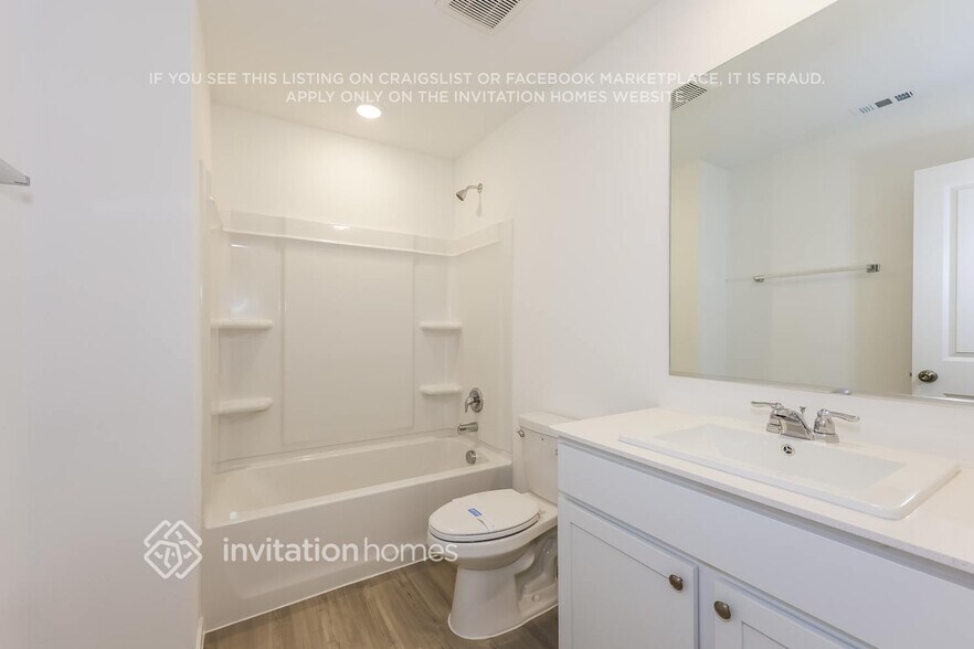 Building Photo - 2402 Fleming Dr