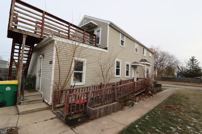 Building Photo - Large 2-Bed Upper Duplex