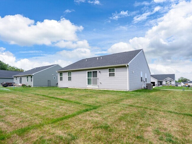 Building Photo - BeachTree Preserve Beauty | Finished Basement, Pool Access & Lawn Care Included