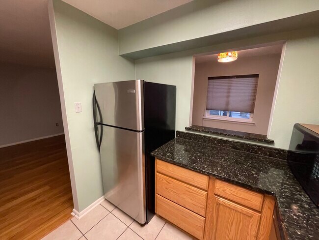 Building Photo - 500 Lake Marina Ave