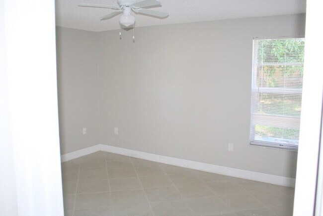 Building Photo - Beautifully updated over size 2 bed 2 bath 1 car garage home!