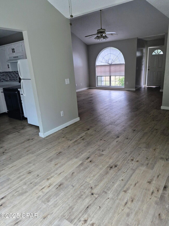 Building Photo - 145 Escanaba Ave