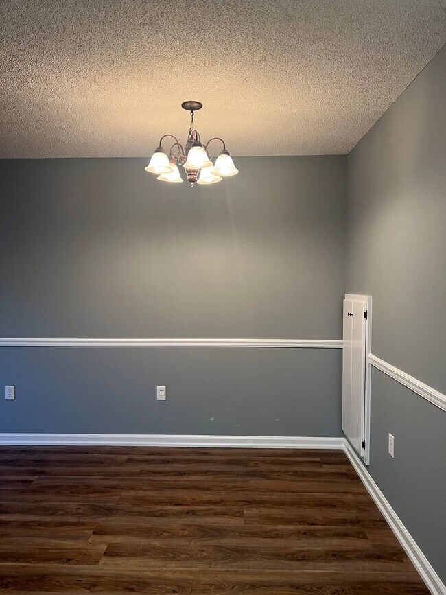 Building Photo - Available NOW  - 117 N. Springview