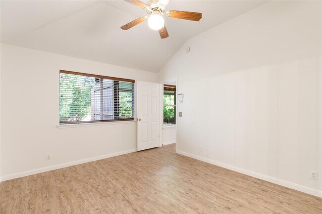 Building Photo - 13806 Greinert Dr