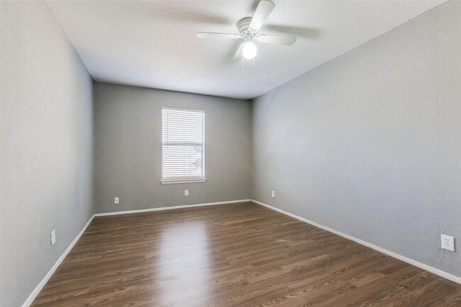 Building Photo - Newly Renovated Two Bedroom Condo in Carrollton!