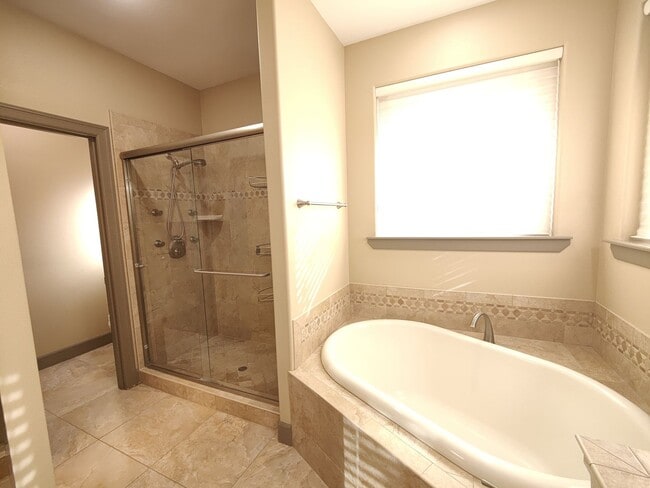 Building Photo - Single Level 4 Bedroom 3 Bath Beauty