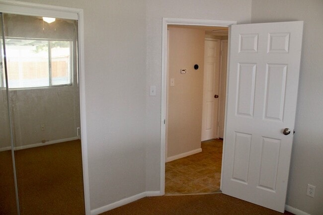 Building Photo - Cute 3Bedroom 1Bath Home Located Off Stockdale Hwy Centrally Located. Large Gated Yard. Gardner I...