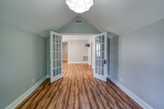 Building Photo - HOUSE FOR RENT