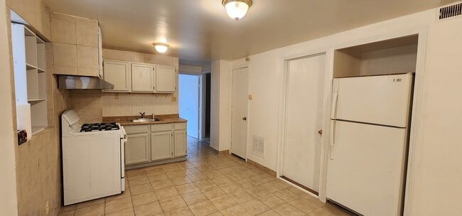 Building Photo - 2802 S Lowe Ave