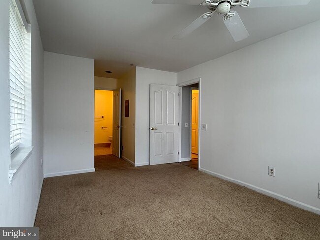 Building Photo - 901 Waters Edge Dr