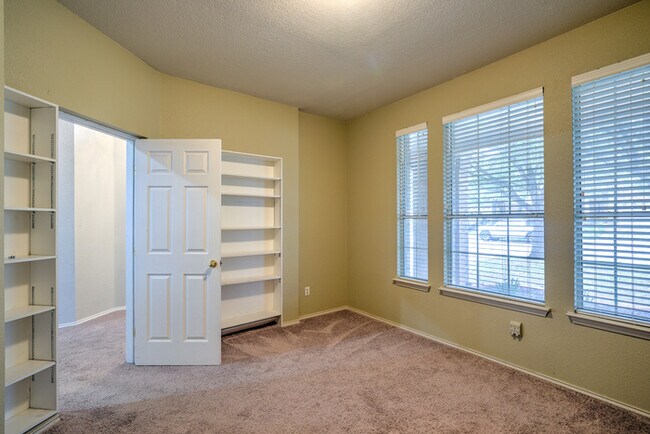 Building Photo - 807 Settlement St