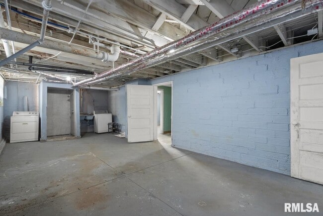 Building Photo - 1816 W Callender Ave