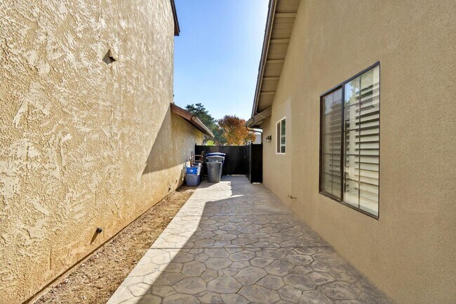 Building Photo - North Fresno 3/2